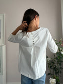 Camicia bianca con fila di bottoncini cuore