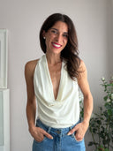 Top avorio con treccina dietro