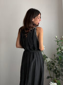 Abito nero con scollo gioiello