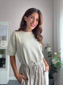 Maglioncino beige a manica corta con fiore