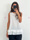Top bianco smanicato in cotone con balze