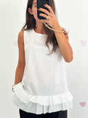 Top bianco smanicato in cotone con balze