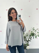 Maglia svasata con scollo rotondo e cuoricino strass
