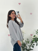 Maglia svasata con scollo rotondo e cuoricino strass