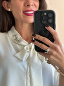Camicia con scollo gioiello e fiocco