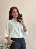 Camicia con scollo gioiello e fiocco