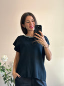 Blusa smanicata con scollo gioiello strass e perle