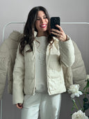 Giacchina corta con cappuccio e tasche