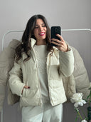 Giacchina corta con cappuccio e tasche