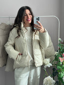 Giacchina corta con cappuccio e tasche