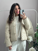 Giacchina corta con cappuccio e tasche