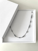 Collana girocollo con perline blu