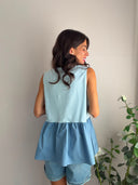 Top azzurro con balza