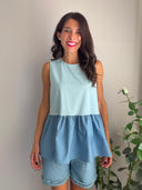 Top azzurro con balza