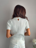 T-shirt traforata con scollo di perle