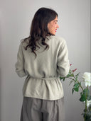 Cardigan beige con laccio e fiocchetto