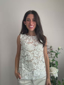 Top in pizzo e scollo arricciato