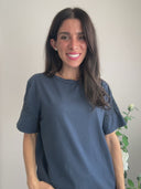 T-shirt con fiori sulle maniche