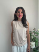 T-shirt in cotone con apertura a mandorla dietro