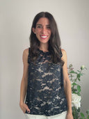 Top in pizzo e scollo arricciato